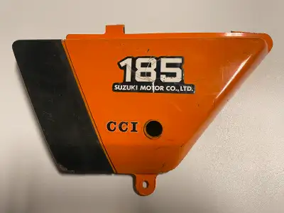PANNEAU LATÉRAL GAUCHE SUZUKI TS-185 1977 A 1979 BONNE CONDITION PAS CRAQUÉ PRIX DEMANDÉ 100$ SHIPPI...