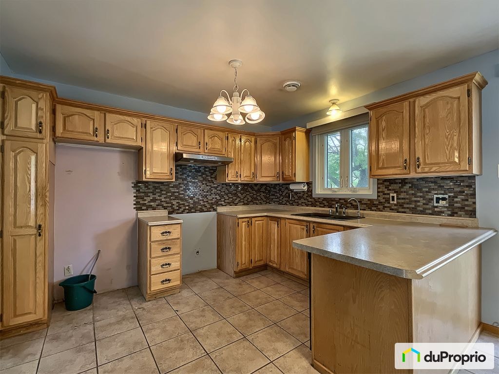 $575,000 - Bungalow for sale in Longueuil (St-Hubert) — photo 2