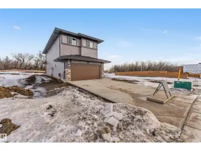 *SEPARATE SIDE ENTRANCE* *9 FT CEILINGS MAIN FLOOR* *QUARTZ KITCHEN WITH WALK-THROUGH PANTRY* *SPA-S...