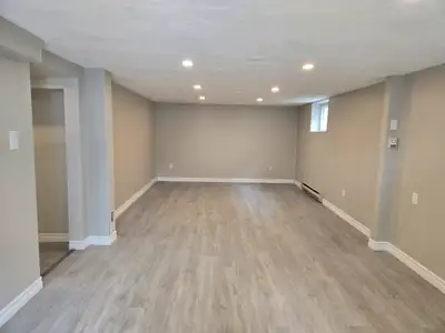 *** ALL INCLUSIVE *** 2 bdrm, ground level, parking, laundry