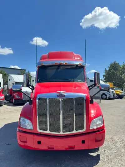 2022 Peterbilt 579. Platinum Interior, Paccar MX-13 engine, 510hp, 11025 Engine hrs, Paccar 12-Speed...