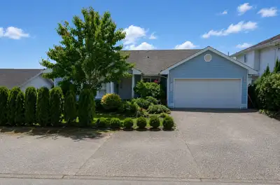 Nearly 3,000 sq ft of living space, a self-contained suite and room for the whole family! This spaci...