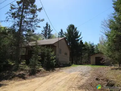 À VENDRE : Charmant chalet 4 saisons (1988) avec accès au lac Presley à Danford Lake 4 acres boisés...