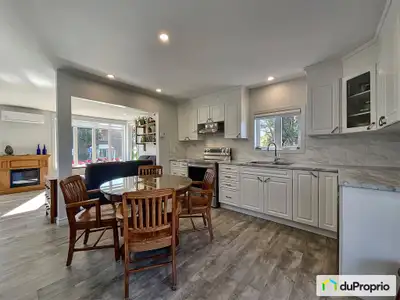 Espace de vie à aire ouverte, situé sans voisin à l'arrière et à proximité de marche des commerces t...