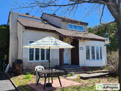 Superbe cottage à aire ouverte et paliers multiples. Architecture intérieure originale et spacieuse....