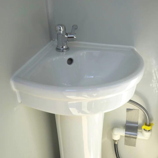 Toilettes mobiles - Design simple et élégant in Other in Victoriaville - Image 4
