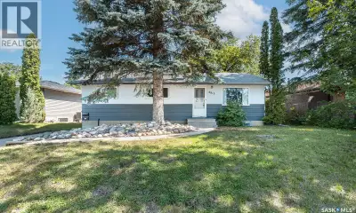 Situated on a quiet corner lot in the desirable Avalon neighbourhood, this beautifully updated bunga...