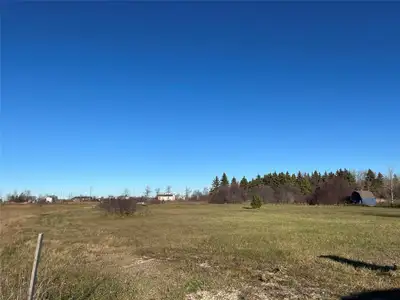 R19//St Laurent/Offers anytime. Looking to build your dream home or cottage in friendly community of...