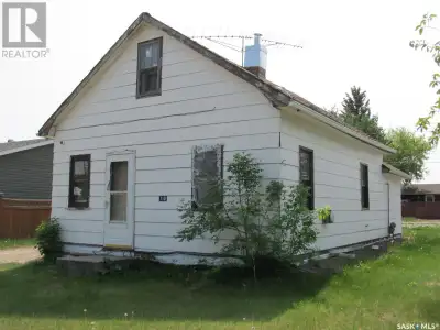 Welcome to 710 9th Ave W, Nipawin! If you are looking for an investment property or a renovation pro...