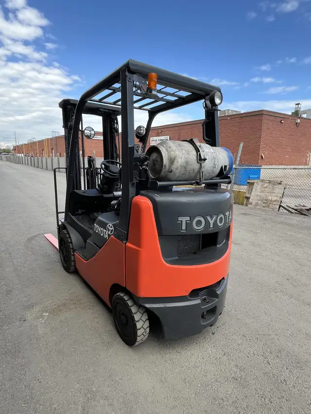 2018 Toyota 4000lbs cap forklift 3 stage w side-shift in Heavy Equipment in Mississauga / Peel Region - Image 6