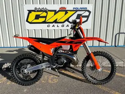 250 XC SAVE $1,579 UNTIL NOV 30 2025! CALL/TEXT 403-230-1920.The 2025 KTM 250 XC is a high-revving c...