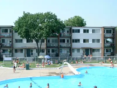 1 1/2/ PISCINE / 650.00$ / août 2025