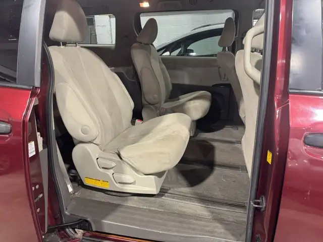 2011 Toyota Sienna LE in Cars & Trucks in City of Montréal - Image 16