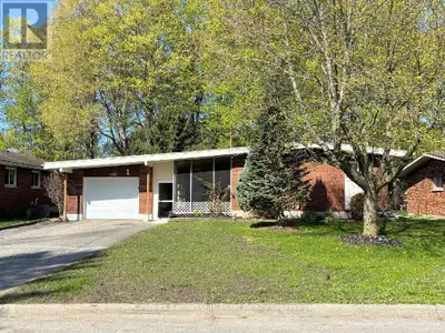 Amazing home in beautiful Tillsonburg! So close to downtown, it is within walking distance to many a...