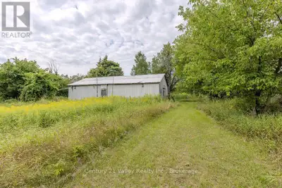 Location, Location, Location. Discover the perfect blend of rural freedom within minutes to Renfrew...