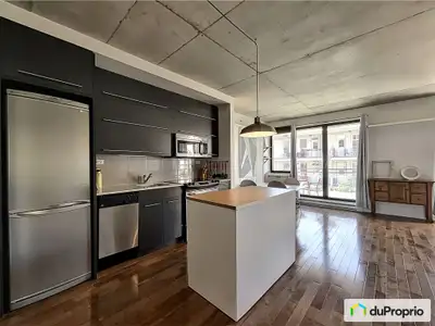 Situé au coeur de St-Henri, au Loft Impérial, ce condo bien conçu offre une grande fenestration, une...