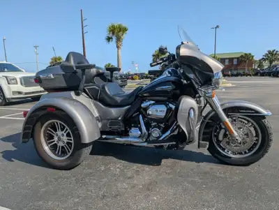 APPLY NOW: https://www.ridecollective.ca/get-pre-approved 2017 HARLEY-DAVIDSON TRI GLIDE • Milwaukee...