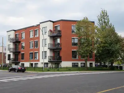 Magnifique complexe 2019 situé juste en face du Parc Lionel-Groulx à Longueuil. Comptoirs de quartz,...