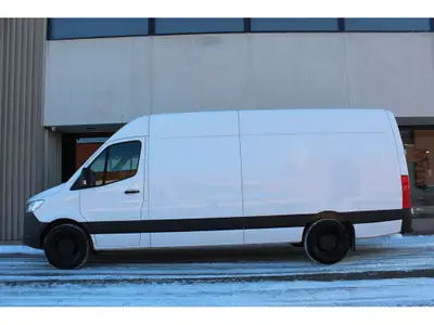 2021 MERCEDES SPRINTER 2500 -- 170 FULL SIZE -- HIGH ROOF -- ECONOMICAL DIESEL ENGINE !!! 3 SEATER!!...