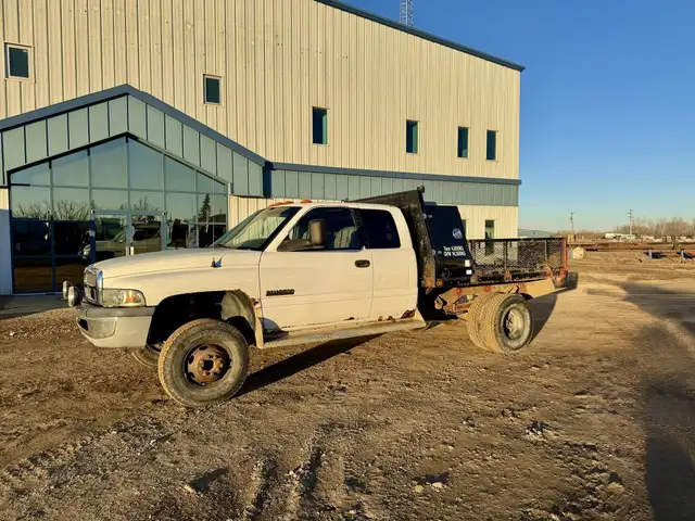 2001 DODGE RAM 3500 in Heavy Trucks in Saskatoon - Image 2