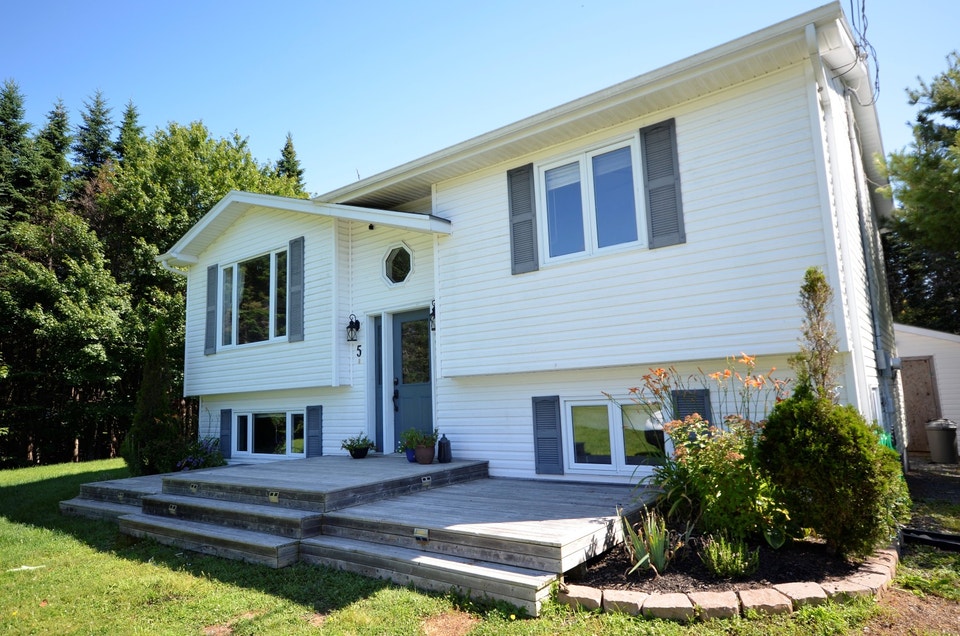 23-065 Light and bright home near Lawrencetown beach 1