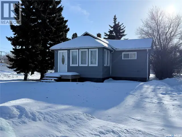 303 8th AVENUE W Melville, Saskatchewan in Houses for Sale in Regina - Image 2