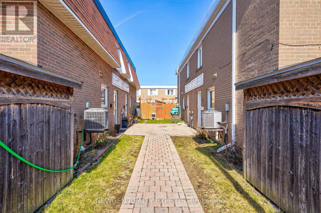 #52 -166 TOWN HOUSE CRES N Brampton, Ontario in Condos for Sale in Mississauga / Peel Region - Image 2