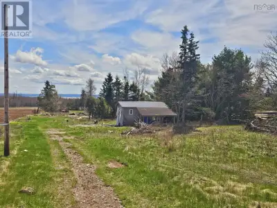 This property presents an exciting opportunity for carpenters and builders looking to create a perso...