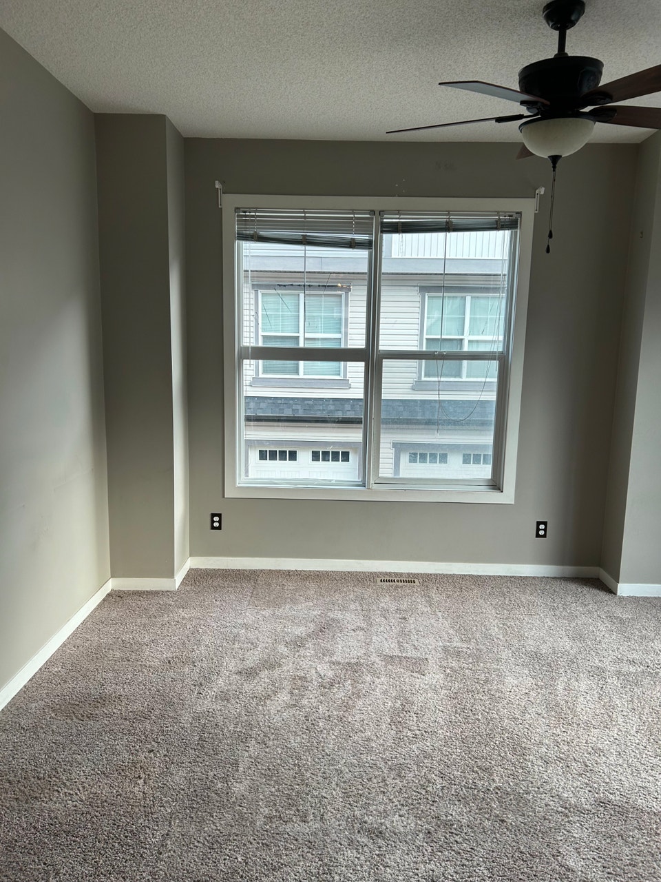 3 BR – Spacious Townhouse with Attached Tandem Garage 5