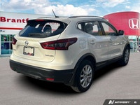 Ready for daily adventures? This 2023 Nissan Qashqai Sport Utility, in sleek White, is engineered fo... (image 5)