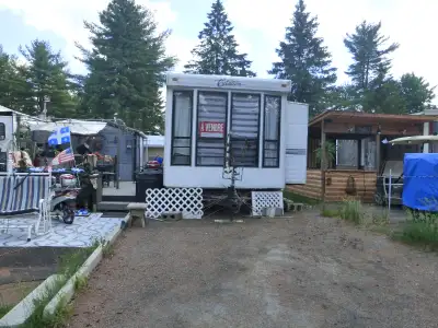 roulotte 33 pi meublé $ 15000.00 819 699 4117 libre installé au camping Lac Blais