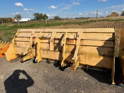 Gratte a neige 12' avec attaches Volvo ou Iso Monté sur le Teflon We speak French and English call u...