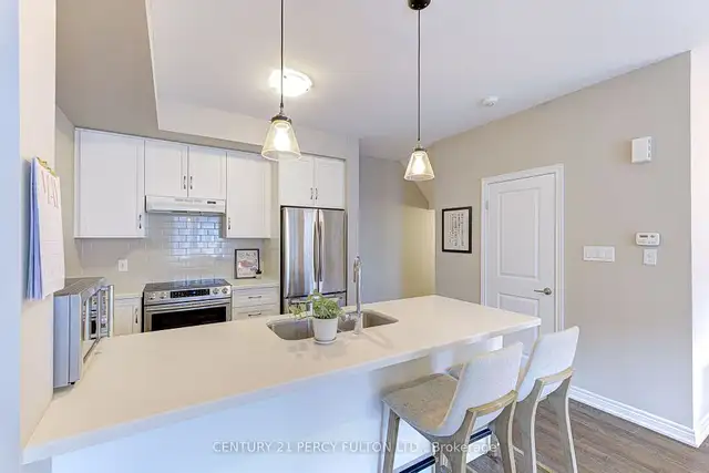 Beautifully maintained 3-storey freehold townhome ! in Houses for Sale in Oakville / Halton Region - Image 8