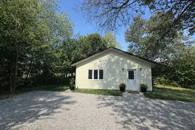 Unit 3 37 Frost Trail, Barrie, ON L4N 4X2 Available May 1, 2026 $2,245 + Hydro and Water/Sewer Moder...