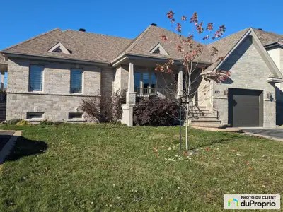 OFFRE D'ACHAT ACCEPTÉE. Très rare : belle grande maison intergénération côte-à-côte. Enfin une maiso...