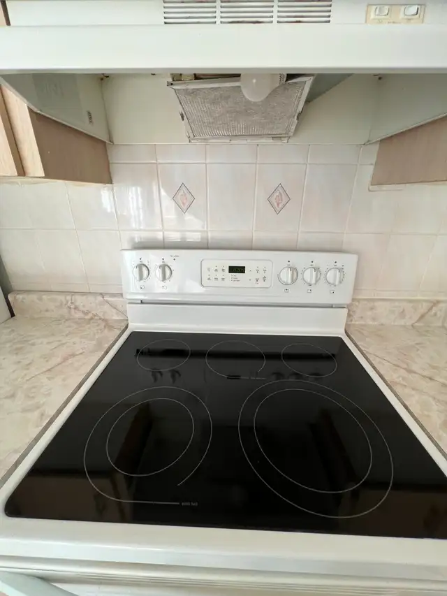 2 bedroom main floor for rent in East York in Long Term Rentals in City of Toronto - Image 4