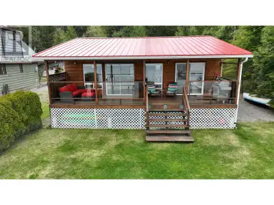 One of the best beaches on the lake! Don't miss out on this great piece of lake front property, 3 be...