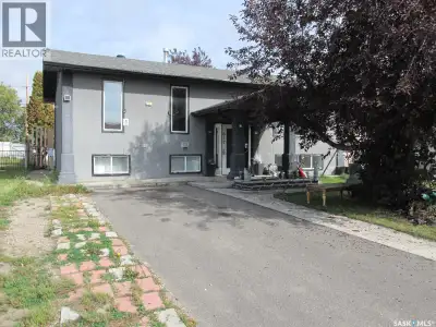 Welcome to 617 8th Ave W! This 1040 sq ft bi-level home features a great entry, a spacious living ro...