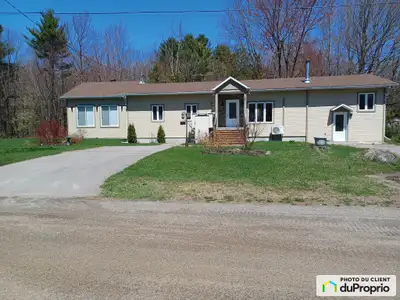 À vendre charmant Bungalow Intergénération à Deux Étages À seulement 10 minutes de Lachute Découvrez...