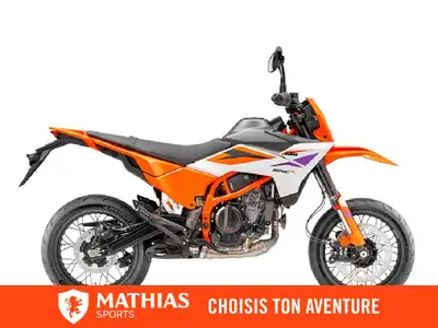 Concessionnaire des véhicules neufs et d'occasion. Sportive KTM 390 SMC R 2026 Se glissant à l'apex...