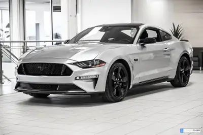 Superbe Mustang offert en version GT incluant la transmission manuelle à 6 rapports, le Black Packag...