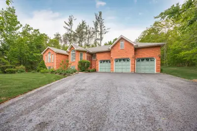 Looking for your new private retreat in Oro-Medonte? Barrie House Hub is pleased to present 7 Pinevi...