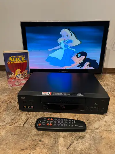 RCA VHS VCR VIDEO CASSETTE PLAYER RECORDER * TV not included. With original remote with new batterie...