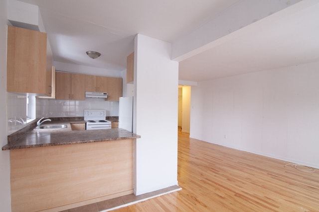 4570 Chemin Queen Mary — photo 2