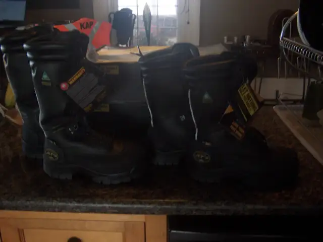 Men's Work Safety Boots, Steel Toe, Black, Brand New, Size 6 in Men's Shoes in Hamilton - Image 4