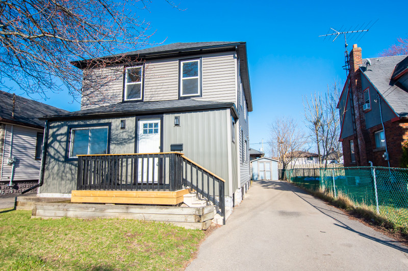 **STUNNING** Beautiful 2 Bedroom Upper Unit in Welland Long Term