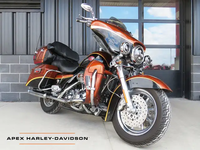 2008 Harley-Davidson FLHTCUSE3 - CVO Screamin' Eagle Ultra Class in Sport Touring in Cambridge - Image 3