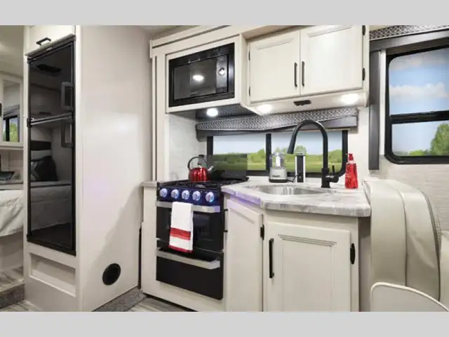 2021 Thor Motor Coach Four Winds 28Z in RVs & Motorhomes in Bedford - Image 4