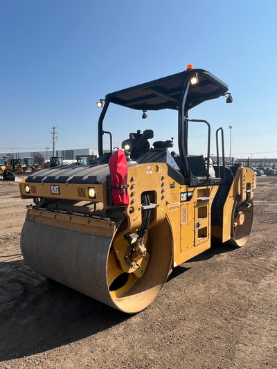 2014 Caterpillar CB54B 3125 hours 67 ” Tandem Vibratory Roller 47" Drum Diameter 837 L (221 gal) Wat...