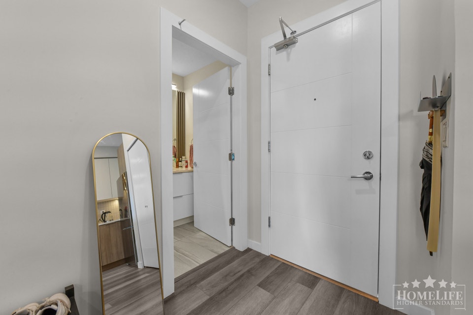 Bright & Modern 1 Bed 1 Bath Condo with Treetop Views 2